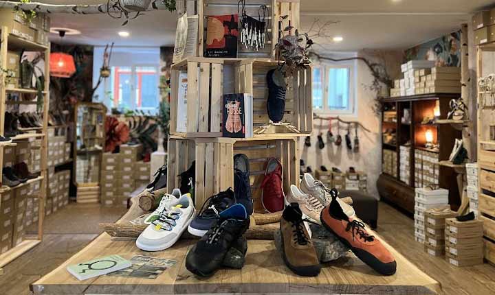 رنگ در دکور مغازه کفش فروشی