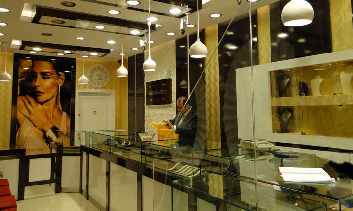 آیینه و رنگ در مغازه طلا فروشی