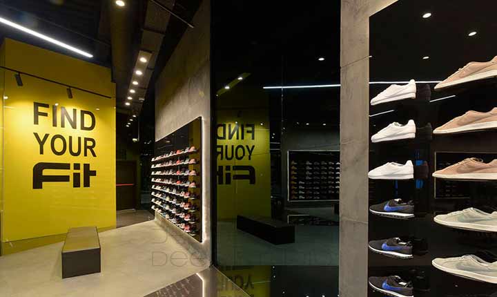 ویترین مغازه کفش فروشی